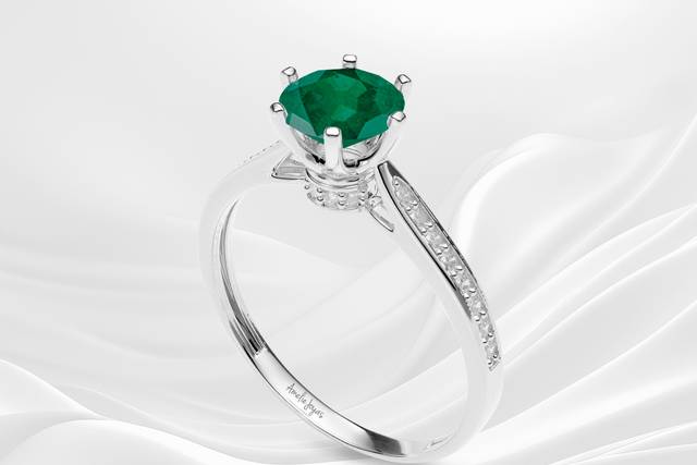 Anillo con esmeralda