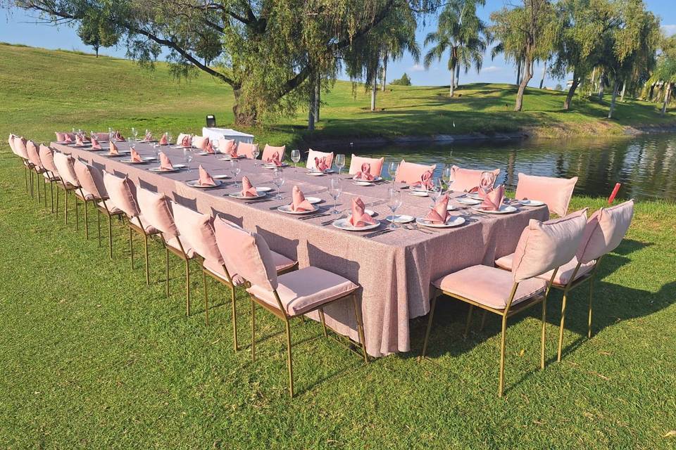 Cena junto al lago