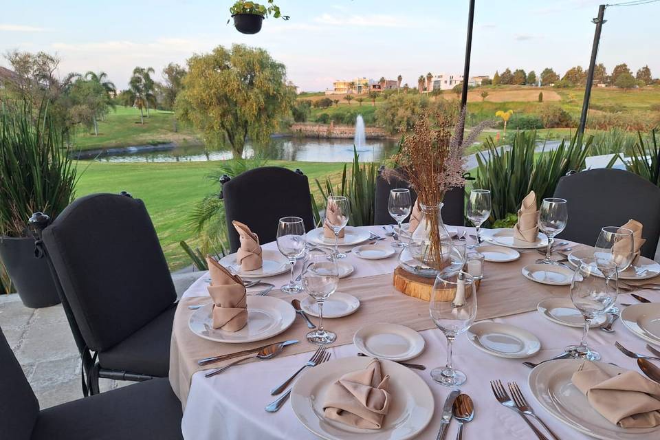 Cena frente al lago