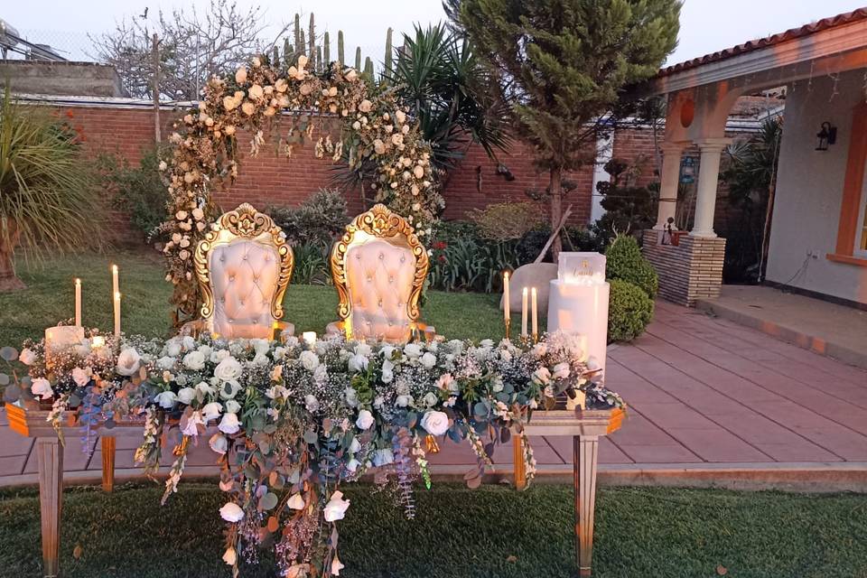 Flores blancas en la mesa