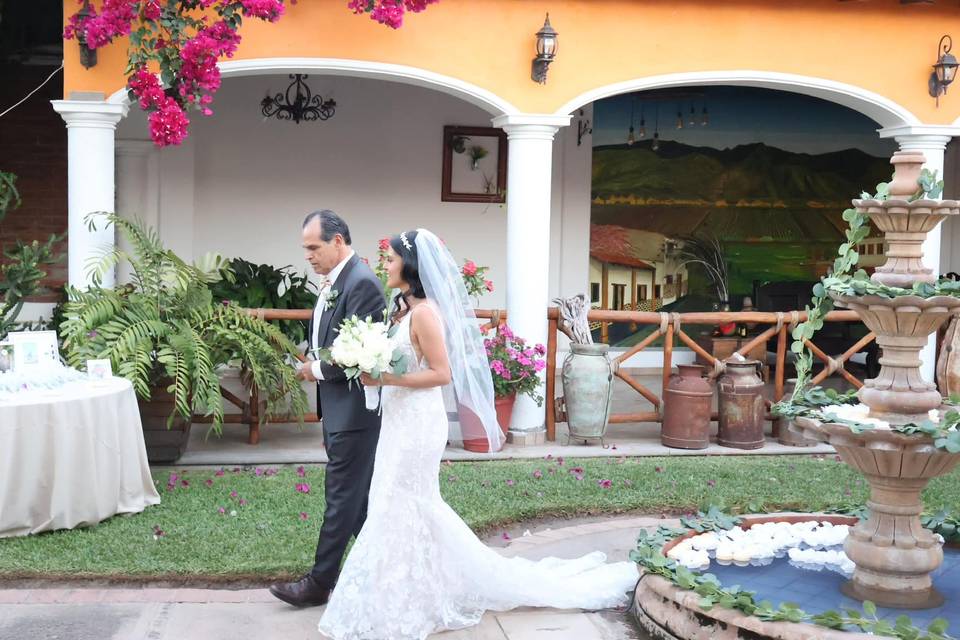 La novia caminando