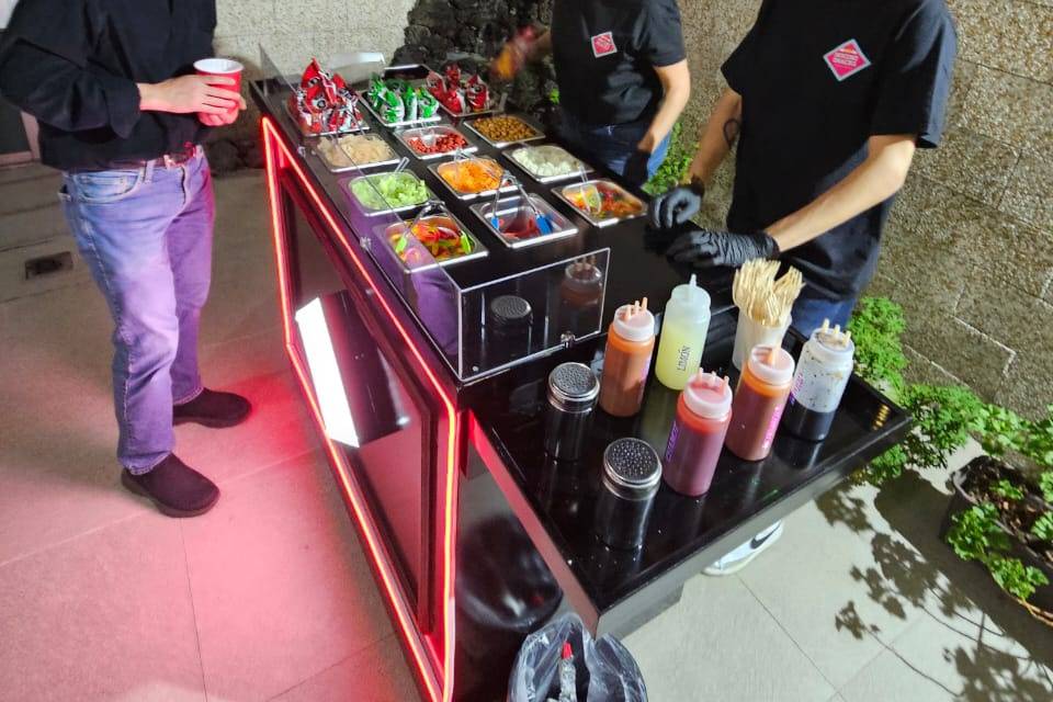 Carrito con snacks y salsas