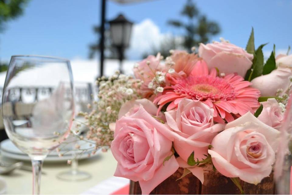 Jardinera rosas y gerberas