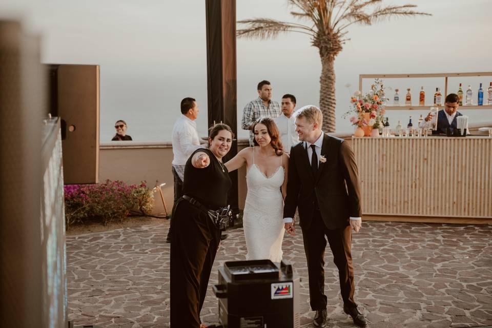 Novios posando con la organizadora de bodas