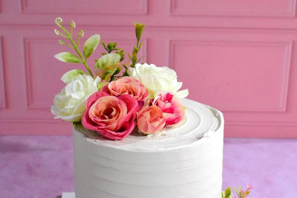 Pastel blanco con flores