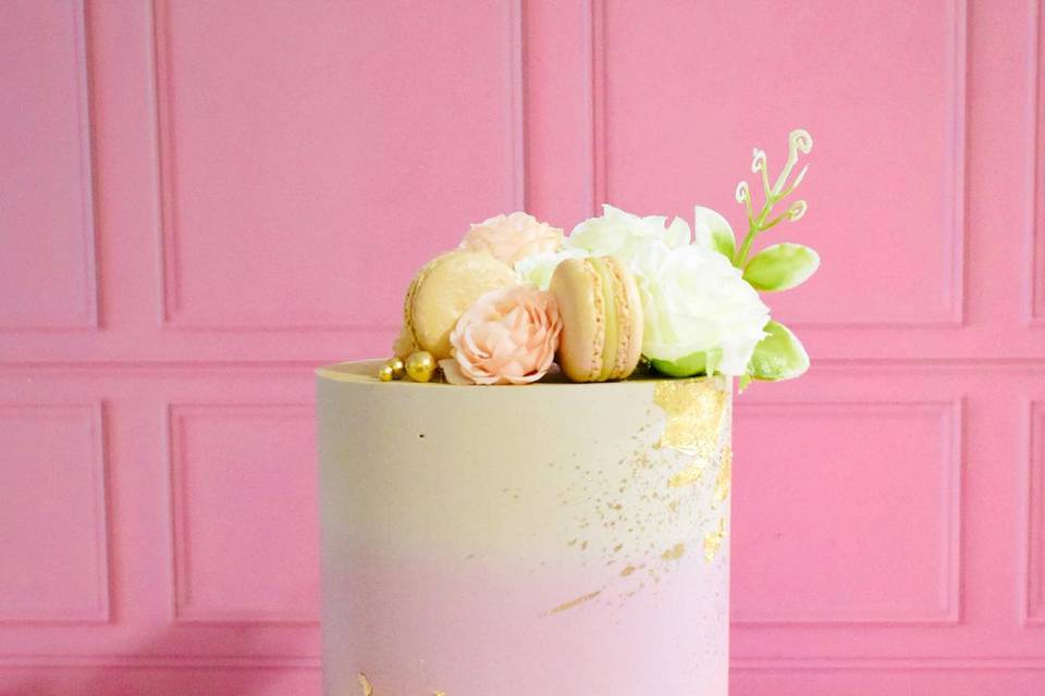 Pastel con marmoleado, rosas y macarons