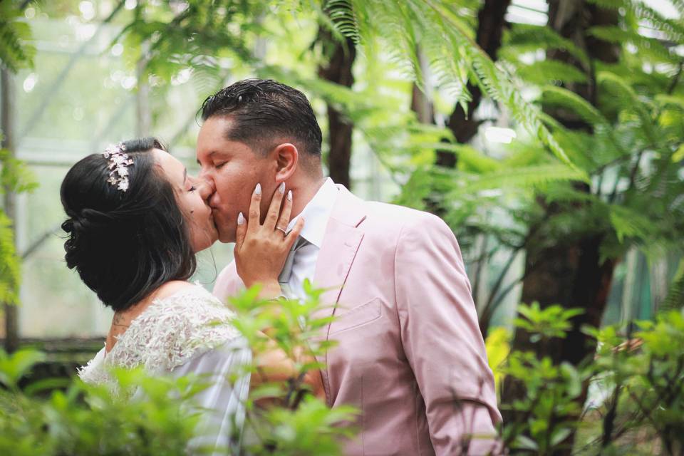 Beso en el jardín