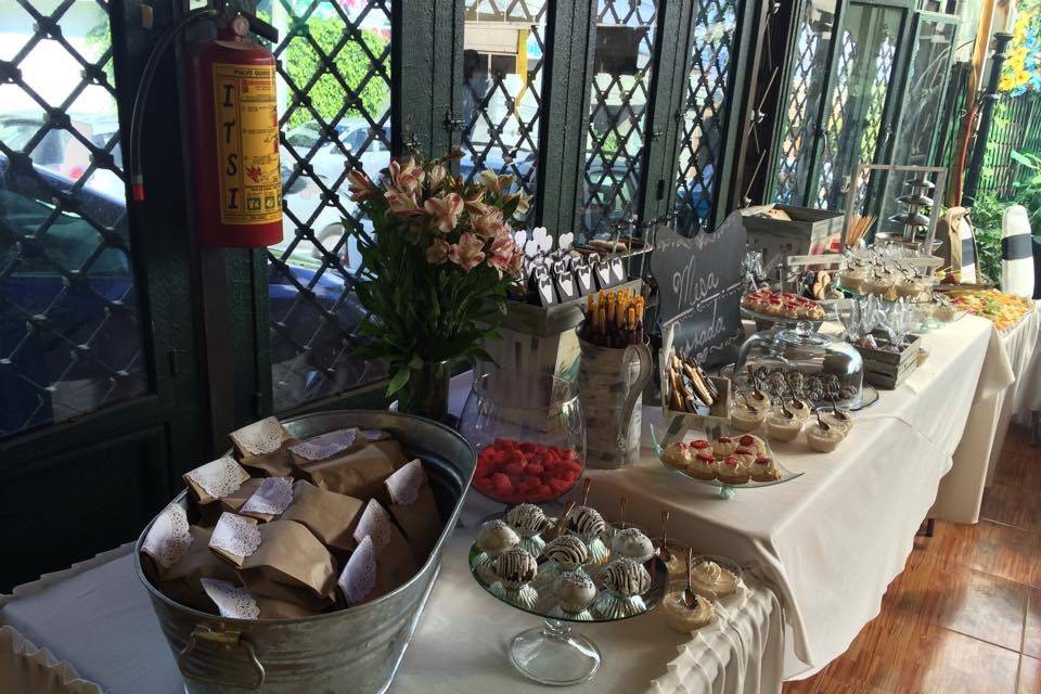 Mesa de dulces, postres y bota