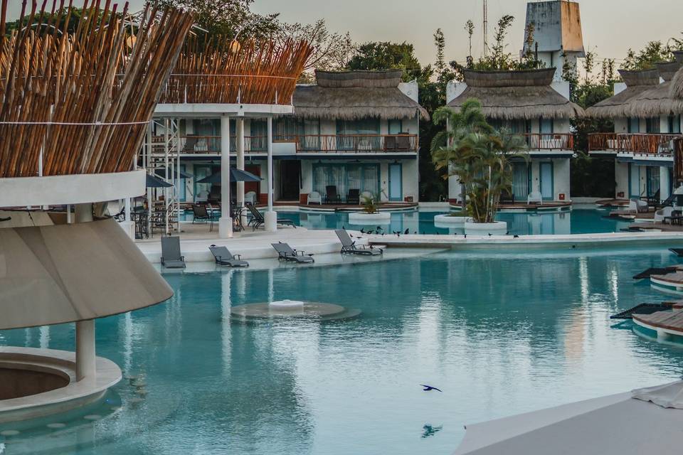 Habitaciones y piscina