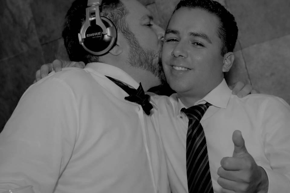 Novio agradecido con DJ
