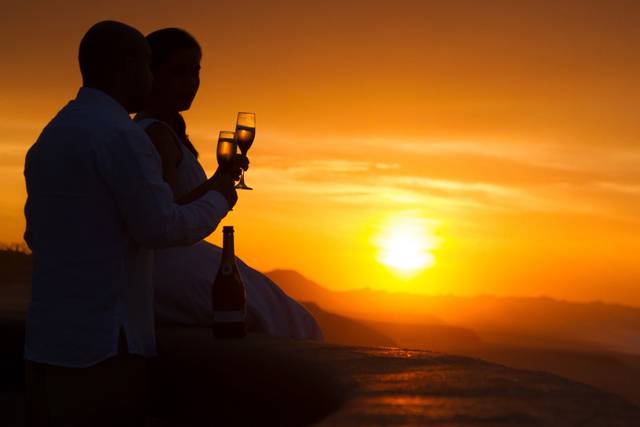 Compromiso bajo el atardecer