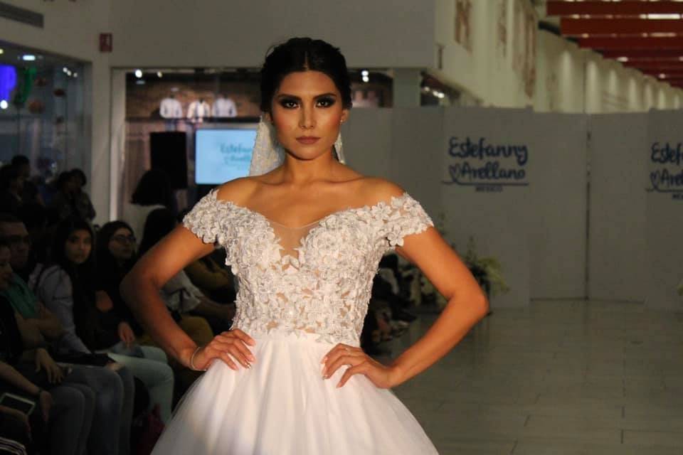 Novia con vestido de escote de hombros caídos