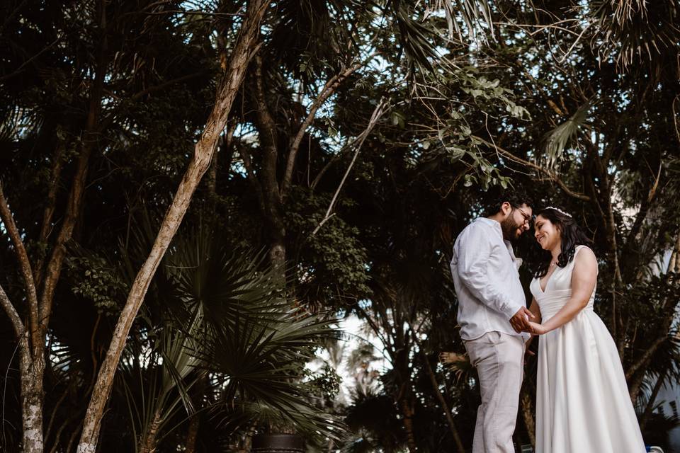 Novios posando