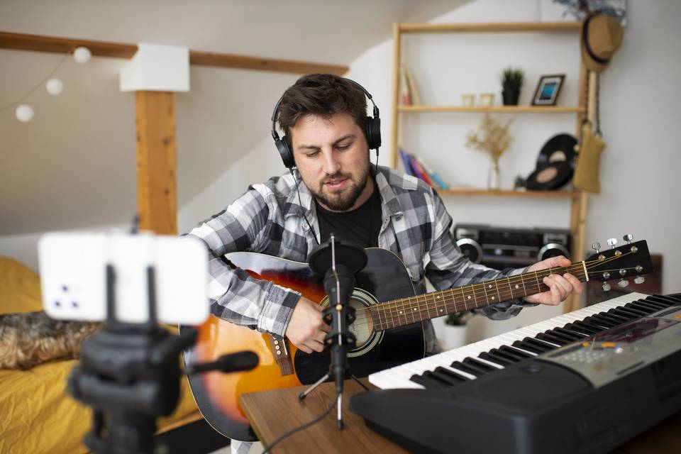 Tocando el teclado y la guitarra