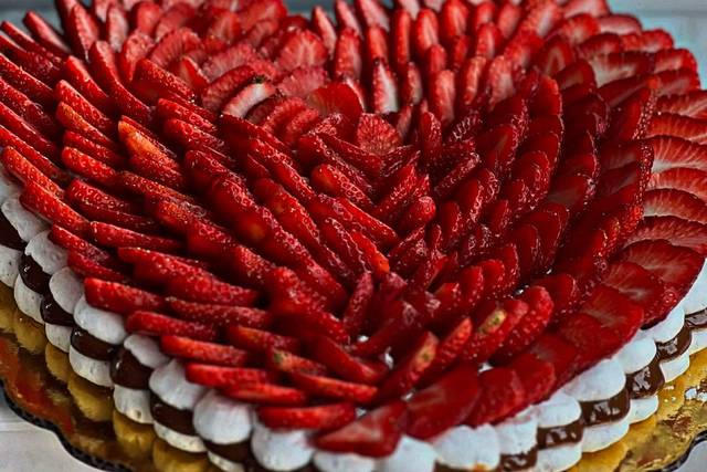 Pavlova con fresas y forma de corazón
