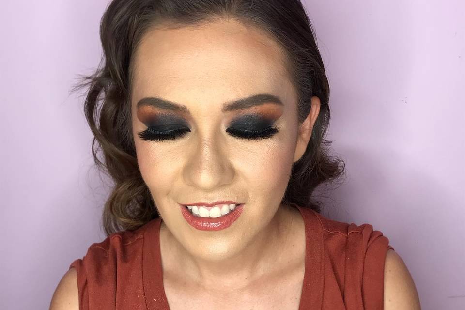 Maquillaje y peinado social