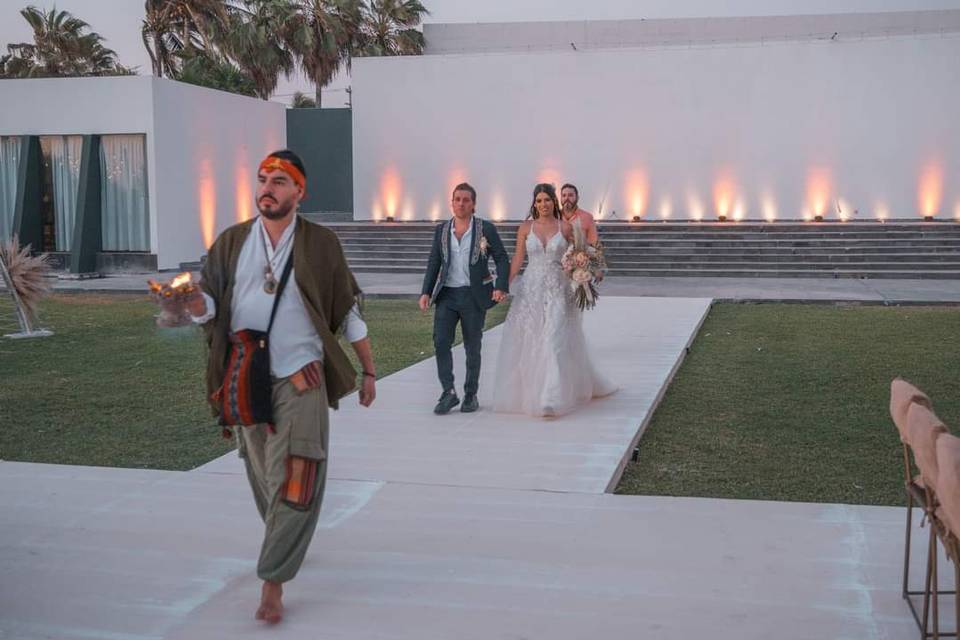 Camino al altar.