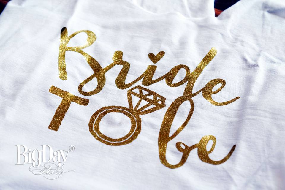 T-shirt con glitter dorado