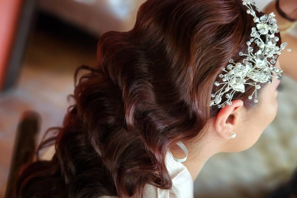 Peinado con ondas y tocado
