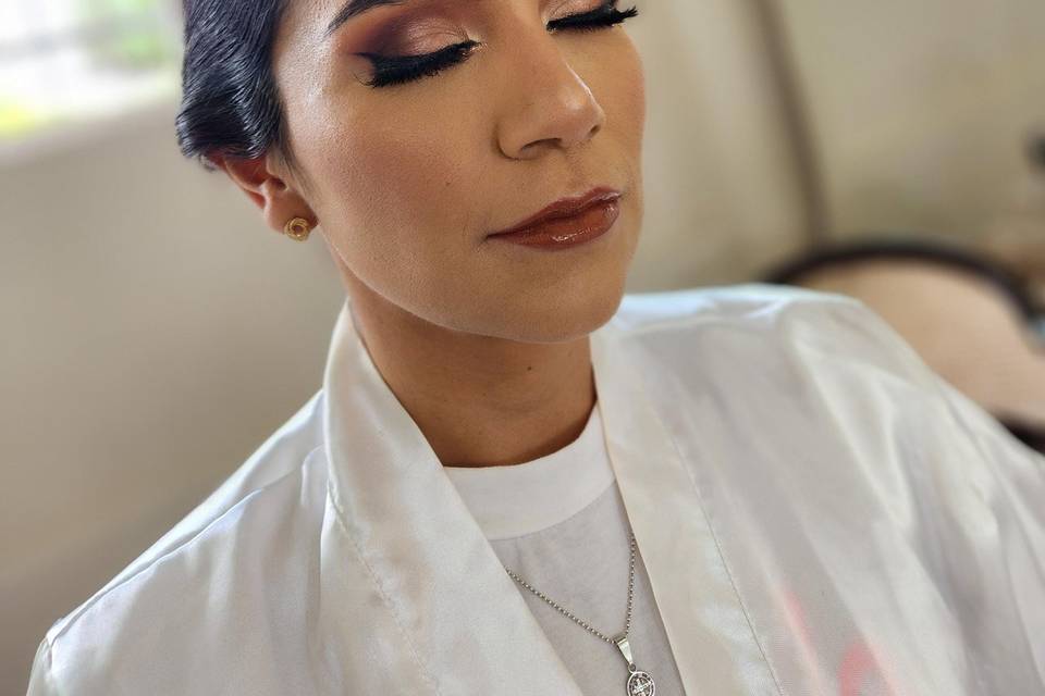 Peinado recogido con maquillaje elegante