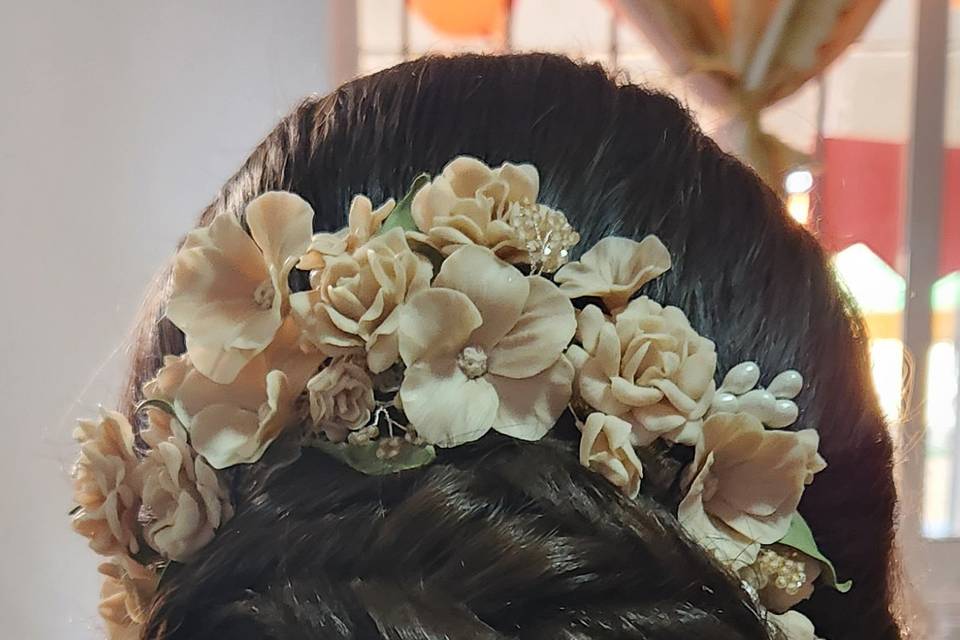 Peinado de chongo bajo con flores