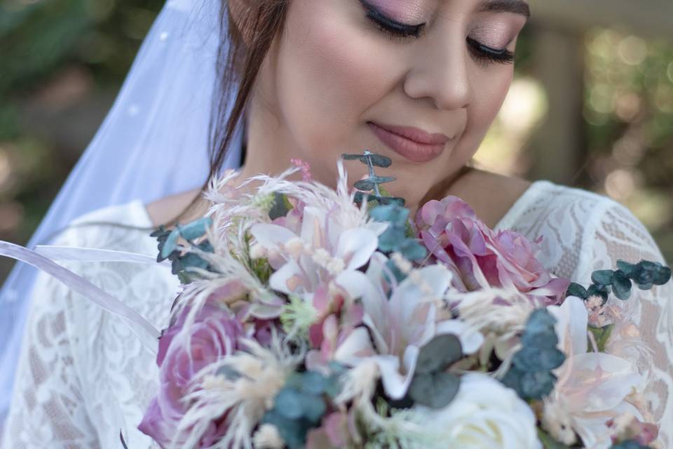 Novia con maquillaje en tono rosado