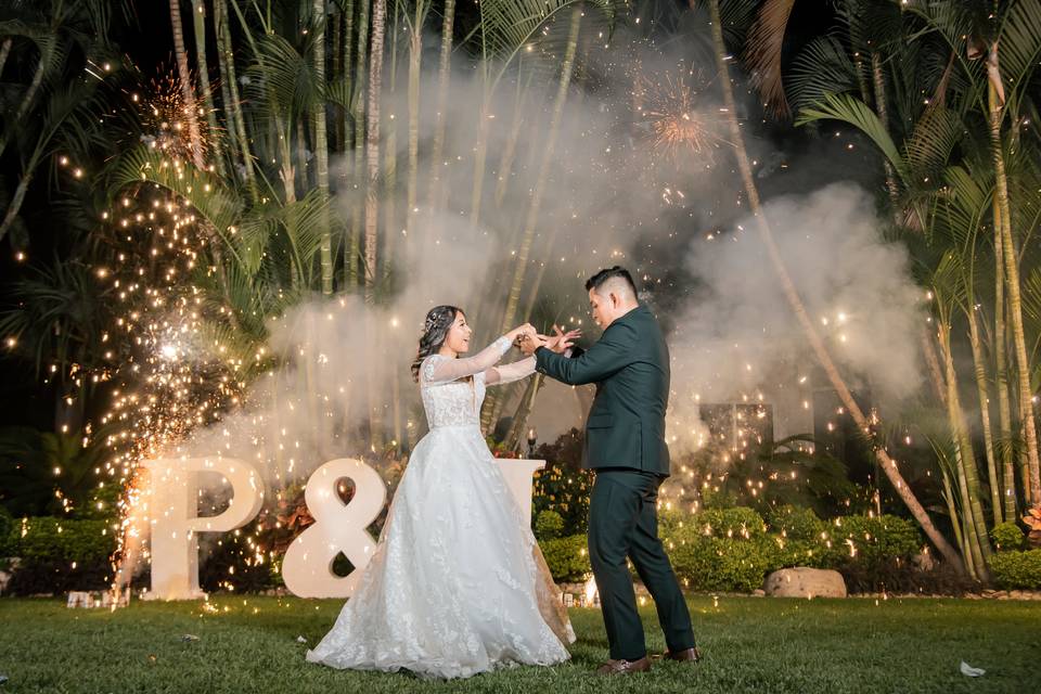 Pareja bailando en un jardín