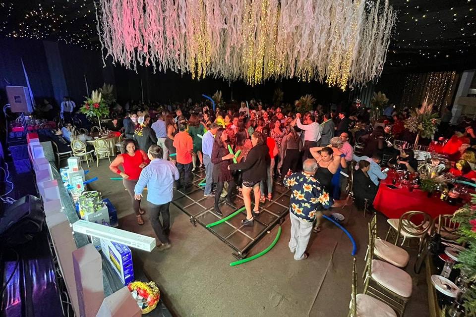 Invitados bailando en la pista