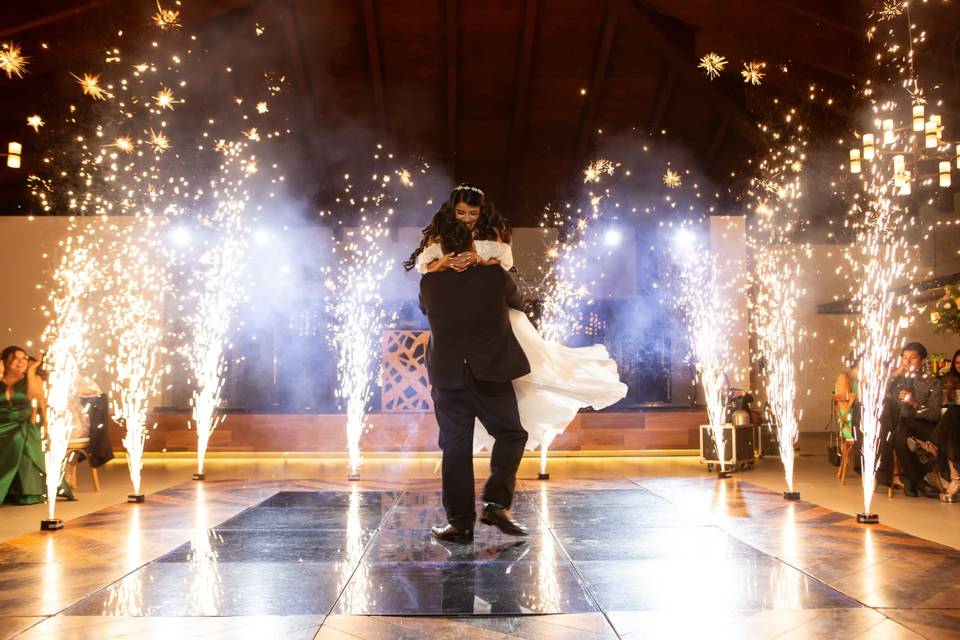 Detonación de pirotecnia mientras los novios bailan
