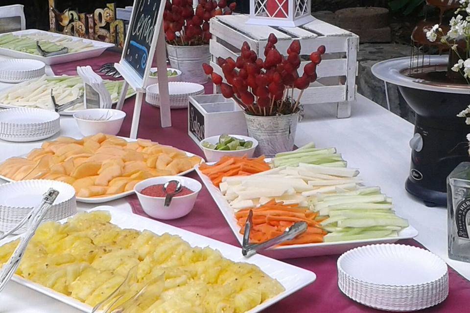 Mesa de frutas y chamoy