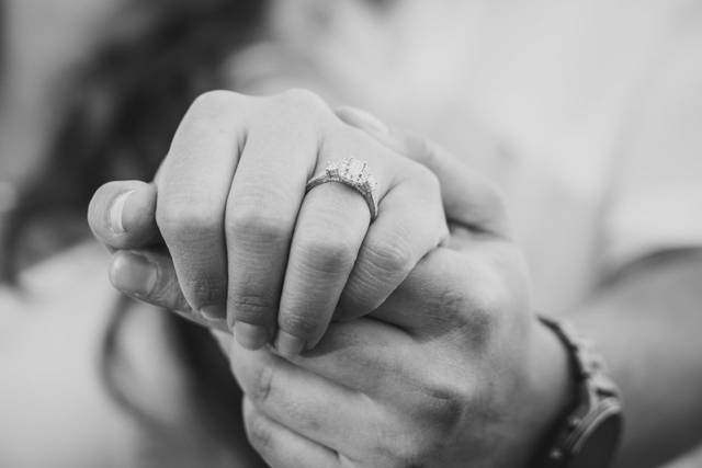 Pareja besándose y manos entrelazadas