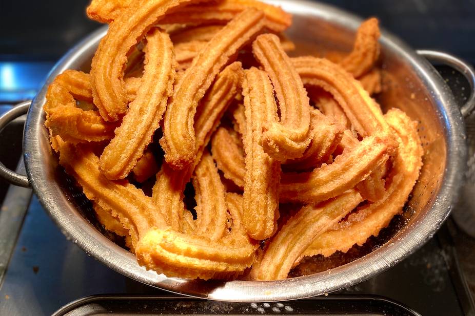 Churros en una charola