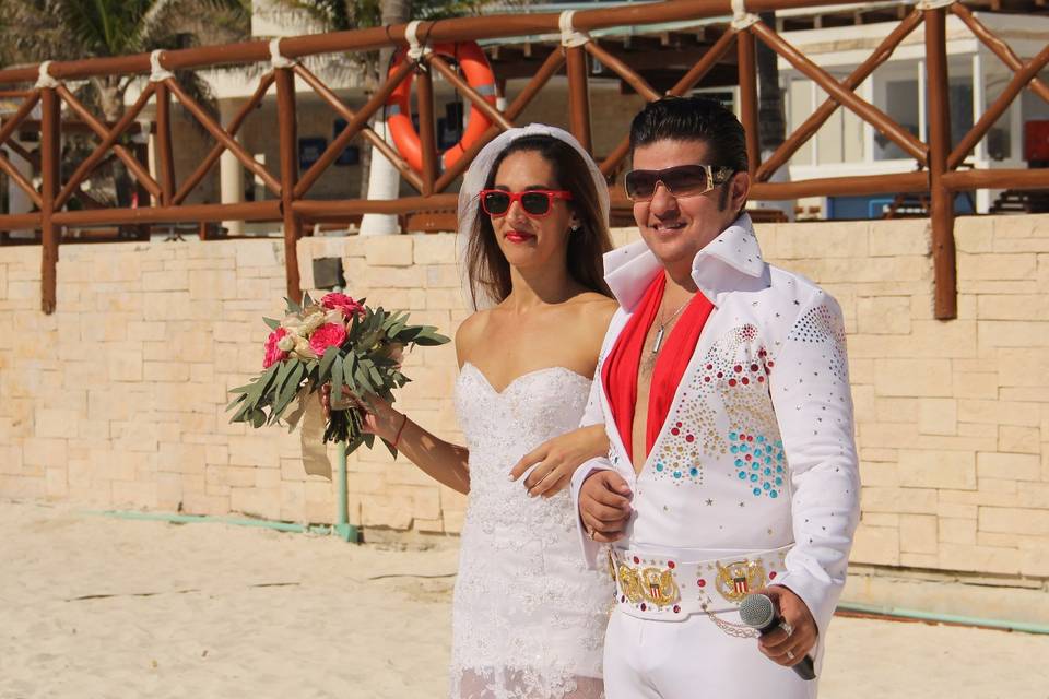 Elvis llevando a la novia