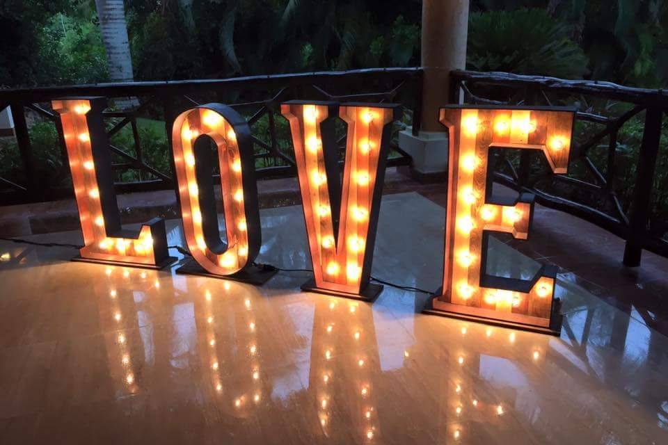 Letras love con iluminación