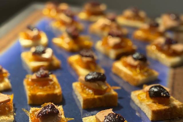 Canapé de foie con higo y cebollas