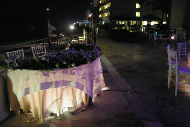 Mesa de novios iluminada