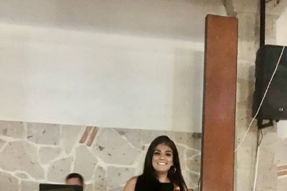 Artista musical con vestido negro