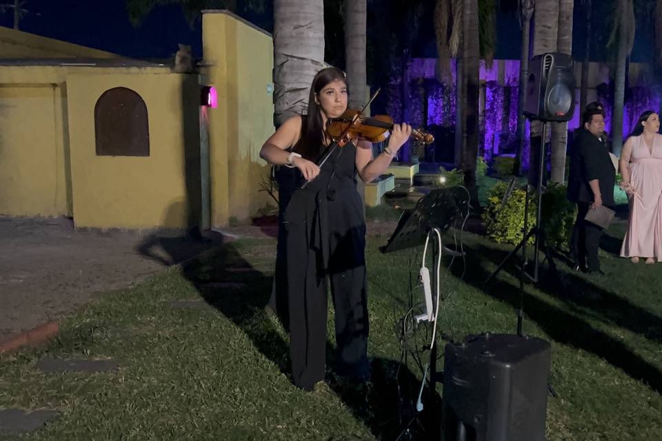 Violinista tocando en la noche