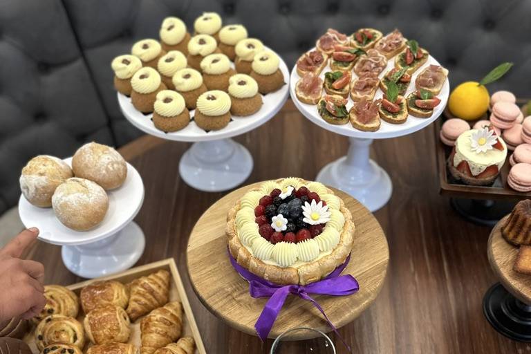 Mesa de pan y postres