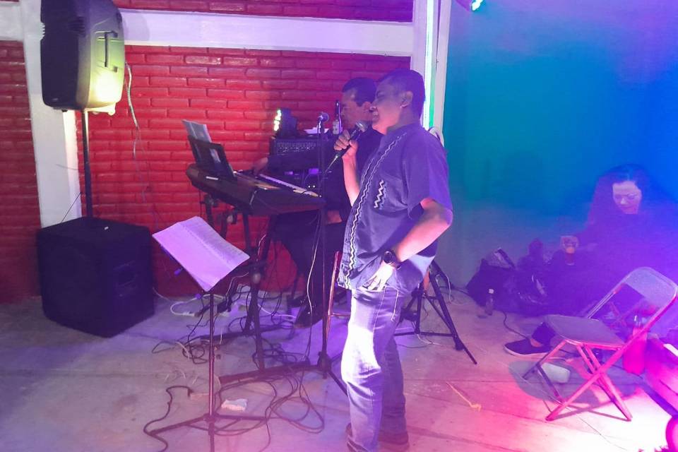 Cantando y tocando el teclado