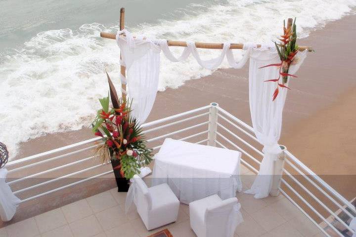 Altar de boda frente al mar