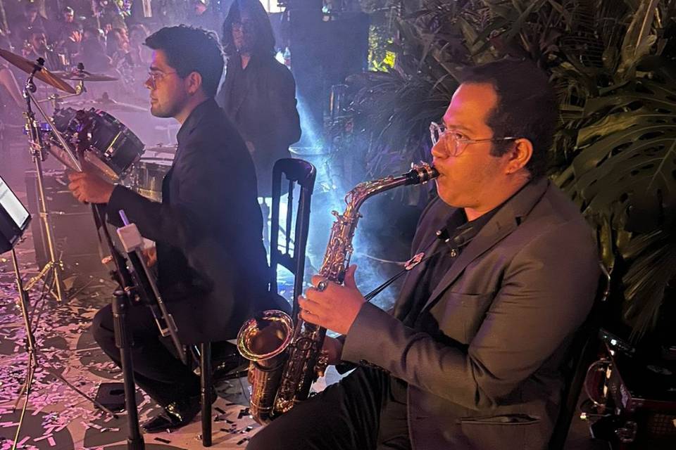 Trio, sax, violin y batería