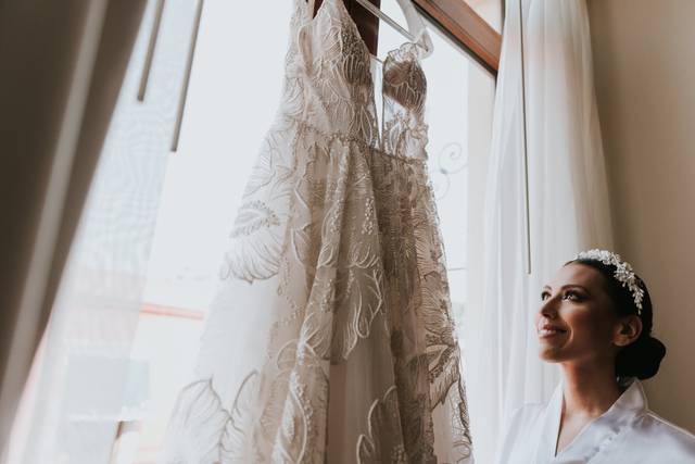Vestido colgado en la ventana