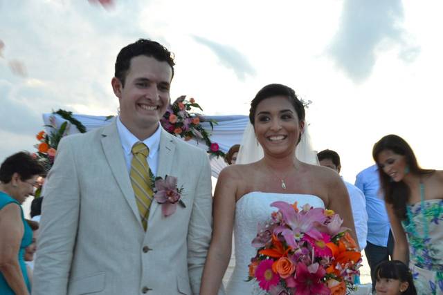 Foto de novios recién casados.