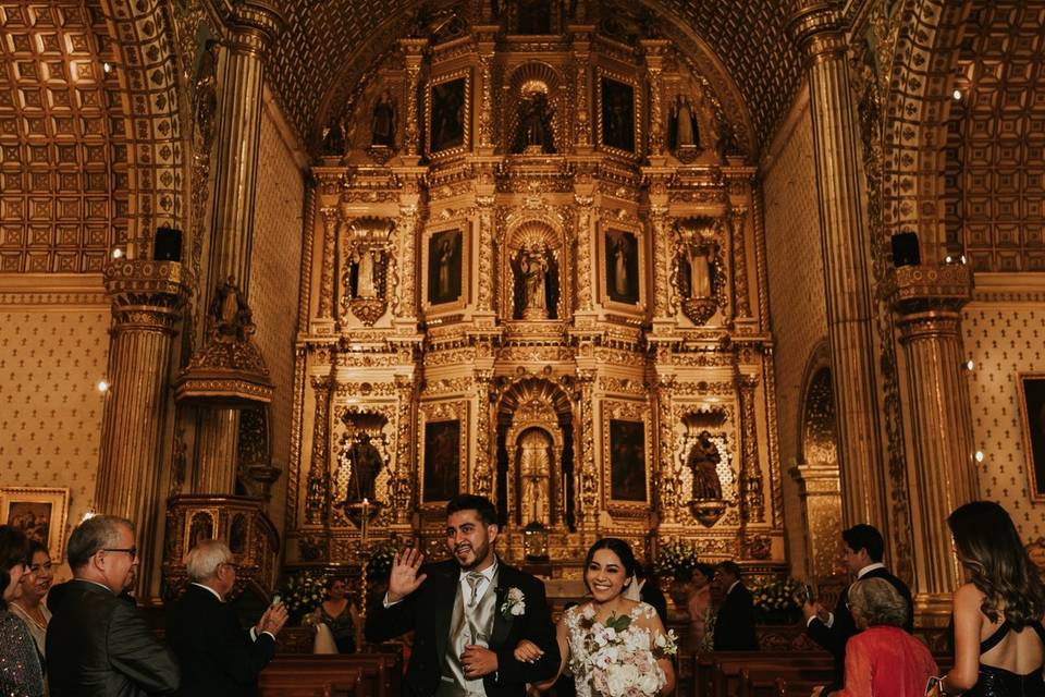 Novios caminando por la iglesia