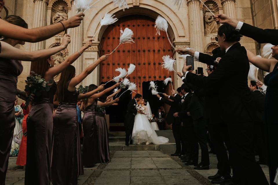 Pareja frente a la iglesia