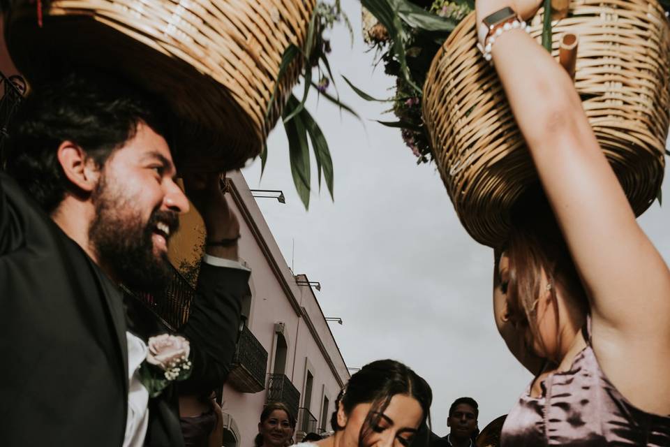 Novia bailando y sosteniendo su ramo