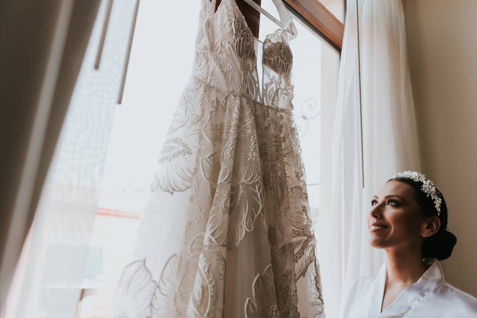 Vestido colgado en la ventana