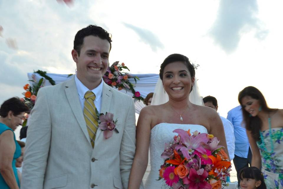 Foto de novios recién casados.