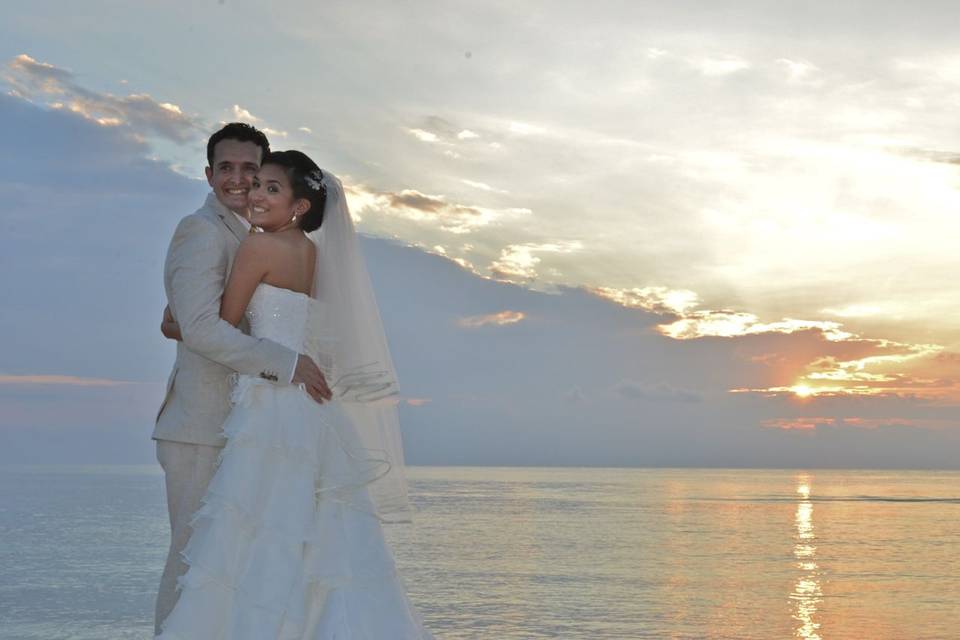 Foto de novios en la playa.